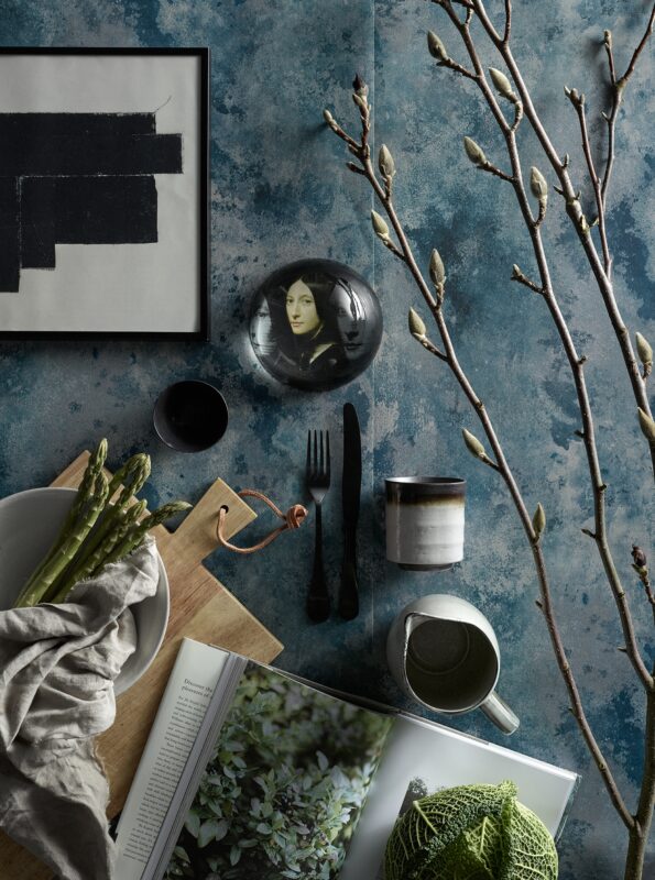 Köksdetaljer på melerad tapet, flatlay. Studiofoto Sandberg Wallpaper