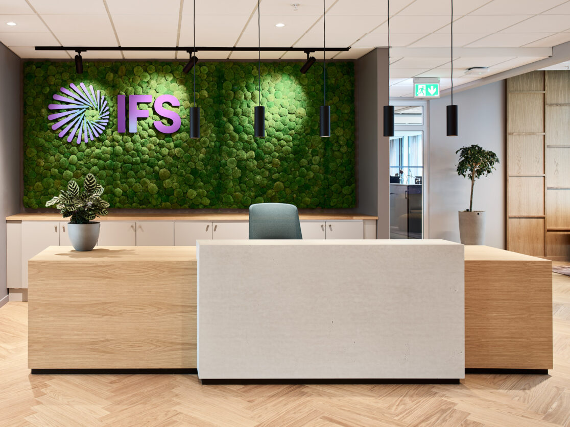 Interiörfotografering av IFS nya kontor i Platinan, Göteborg Grön vägg, reception, ljust trä