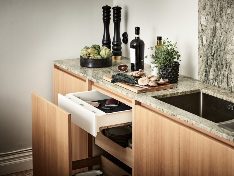 Detaljbild av Gunnebos The Everyday Safe. Vy över en köksbänk i grön marmor med en utdragen låda.