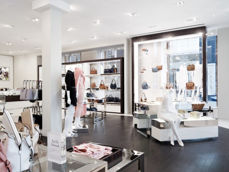 Butiksfotografering av Michael Kors butik på Södra Hamngatan i Göteborg. Skyltdocka, pelare, lyxartiklar