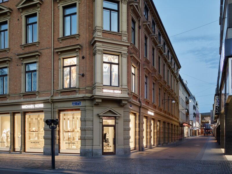Butiksfotografering av Michael Kors butik på Södra Hamngatan i Göteborg. Exteriörbild, kvällsbild, skymning