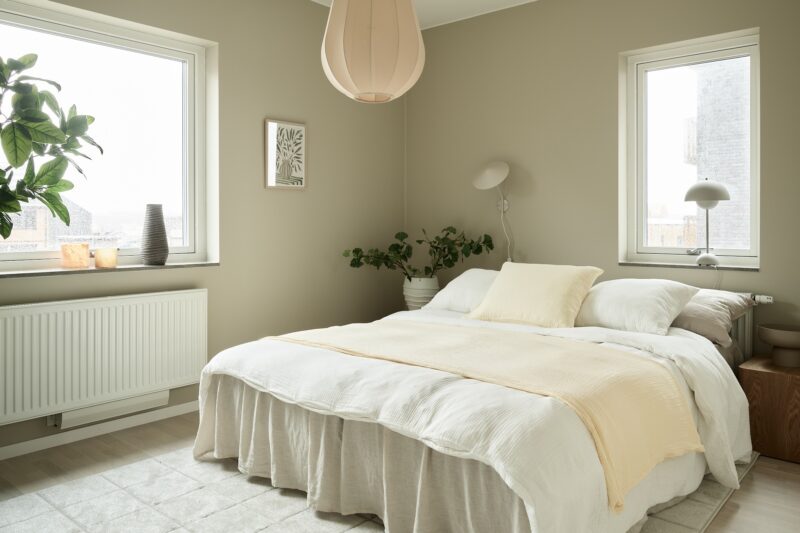 Sovrum med gröna väggar och gröna väster, Flowerpot VP3, &Tradition. Interiörfotografering av visningslägenhet i det nybyggda bostadsprojektet Ranalyckan, ett kvarter i stadsdelen Ranagård i Halmstad för Skanska Bostad.