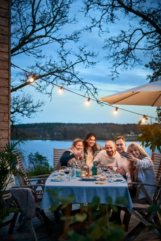 Utomhusfest med lyktor i skymningsljus