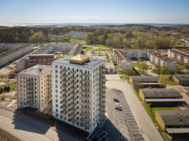 Drönarfoto av Parkhusen vid Opalparken med utblick mot havet