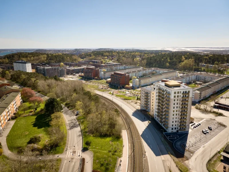 Drönarfoto av Parkhusen vid Opalparken med utblick mot havet