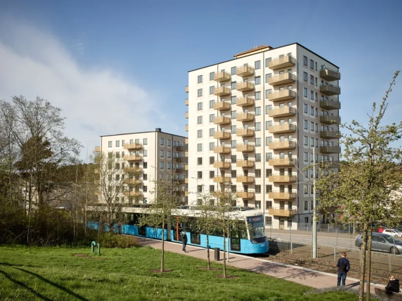 Arkitekturfoto av Parkhusen vid Opalparken med spårvagn i förgrunden
