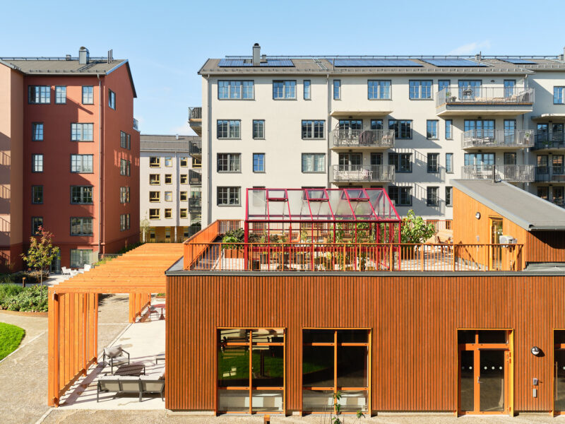 Arkitekturfoto över hus på innergård, Umeå, skanska bostad